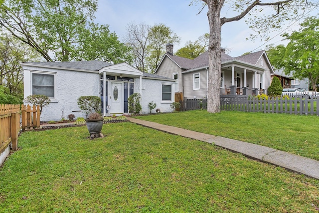 view of front of house featuring a front yard