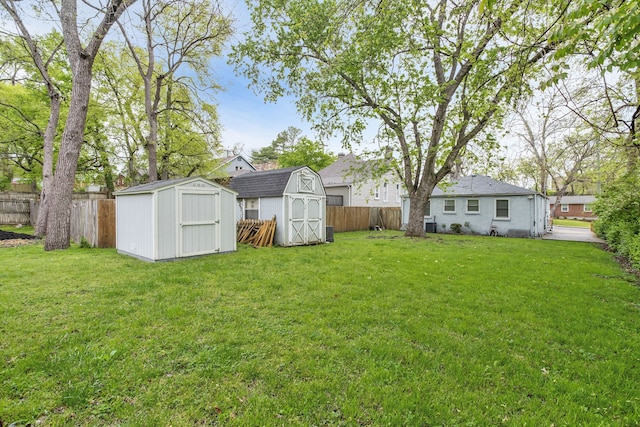 view of yard featuring a shed