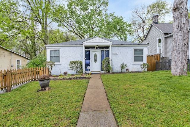 view of front of property with a front lawn