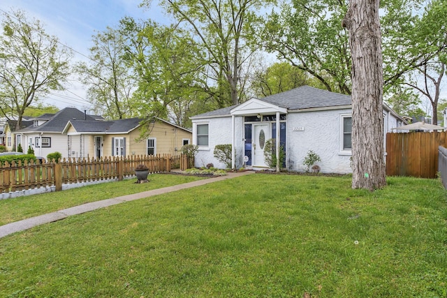 ranch-style house featuring a front yard