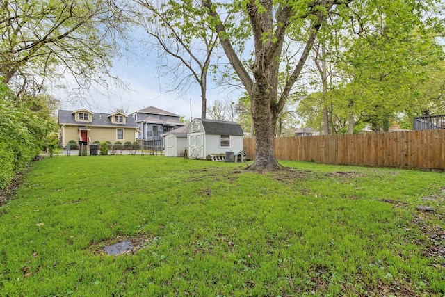 view of yard with a storage shed