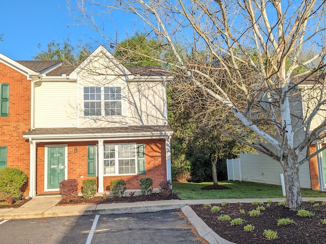 view of front of home featuring a front lawn