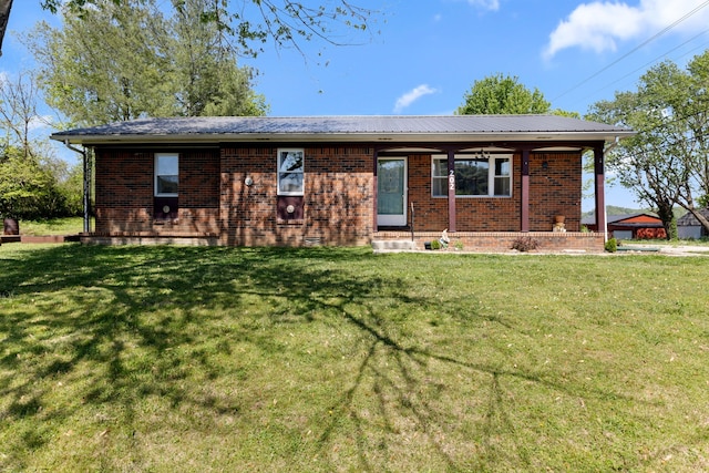 single story home featuring a front yard