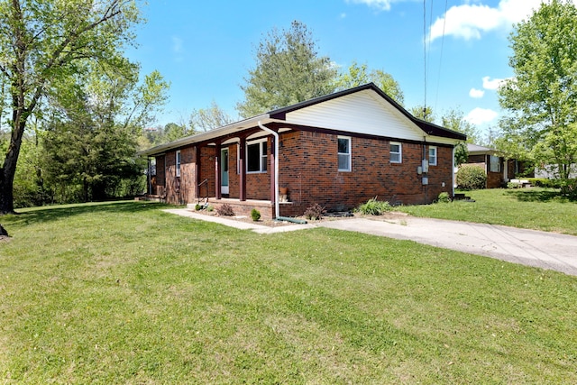 single story home featuring a front lawn