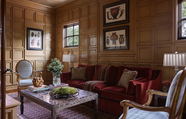 sitting room with crown molding