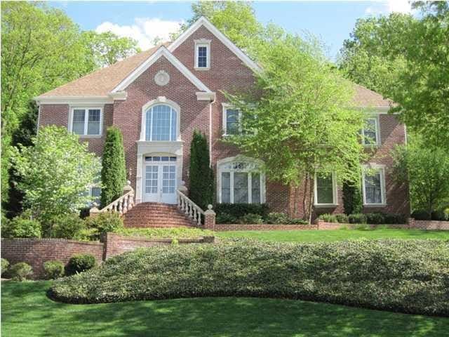 view of front of house with a front yard