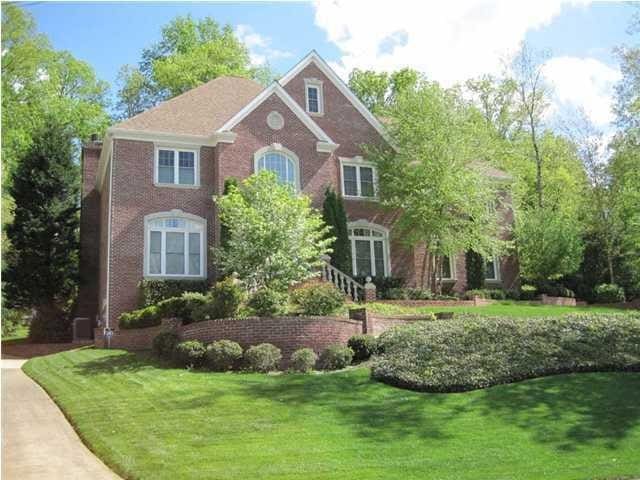 view of front of home featuring a front lawn