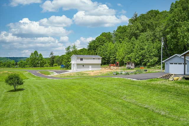 view of yard with an outdoor structure and a garage