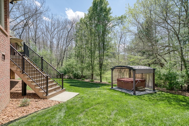 view of yard with a hot tub