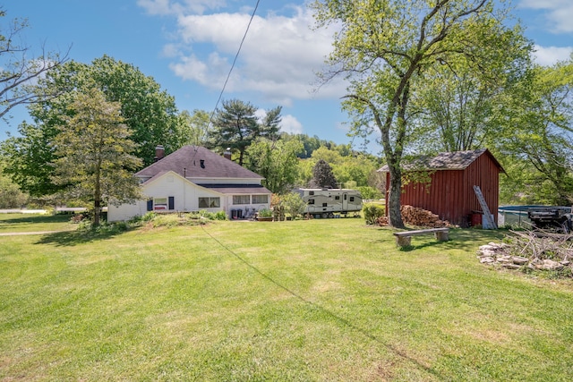 view of yard featuring an outdoor structure