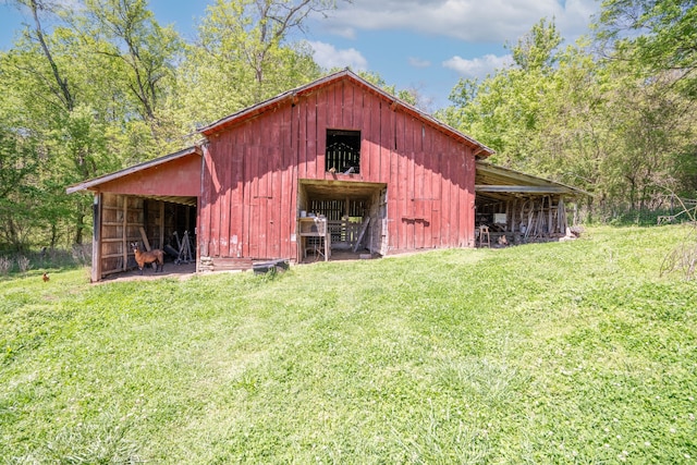 view of shed / structure with a yard