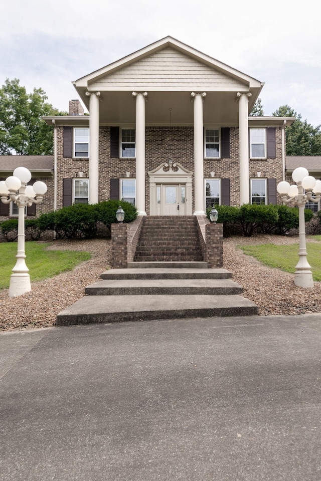 view of front facade