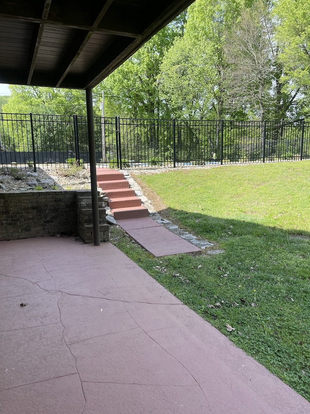 view of yard featuring a patio area