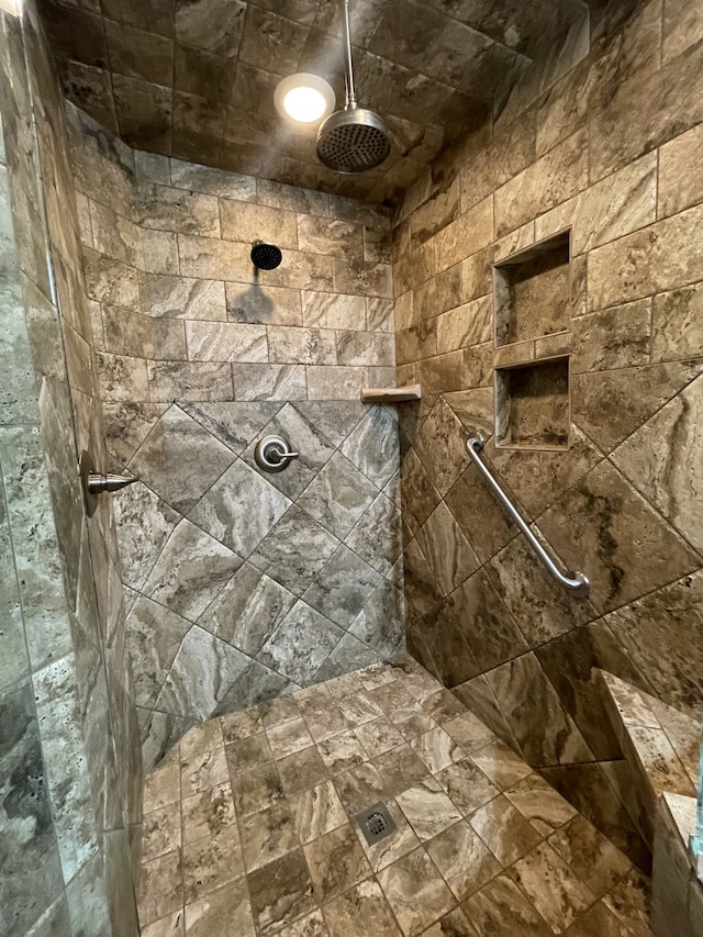 bathroom featuring a tile shower