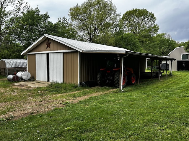 view of pole building featuring a lawn