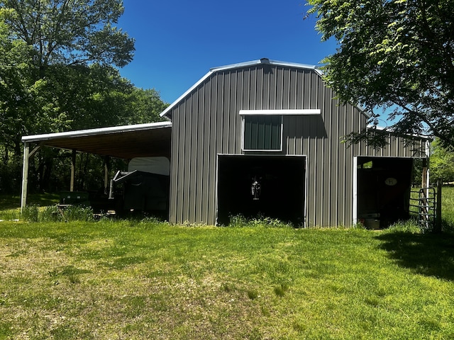 view of pole building featuring a lawn