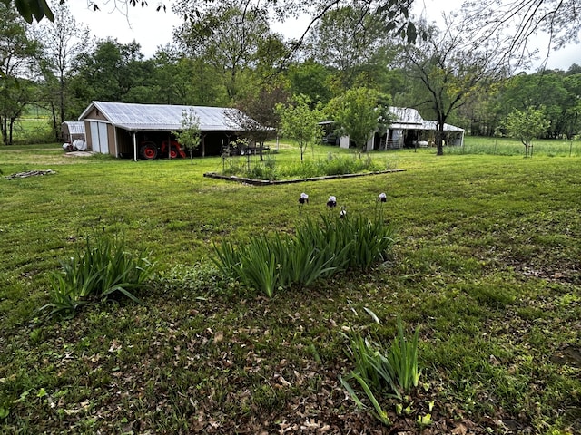 view of yard with an outbuilding