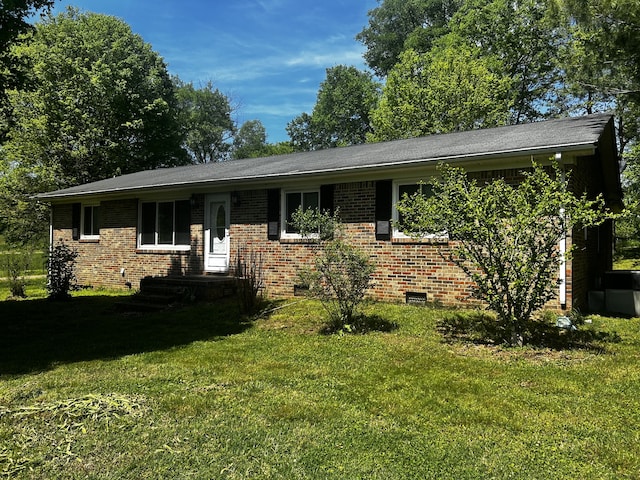 ranch-style home featuring crawl space, brick siding, and a front lawn