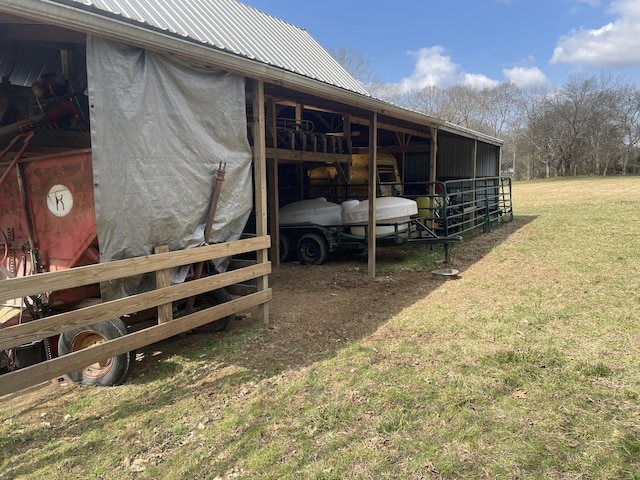 view of outdoor structure with an exterior structure and an outbuilding