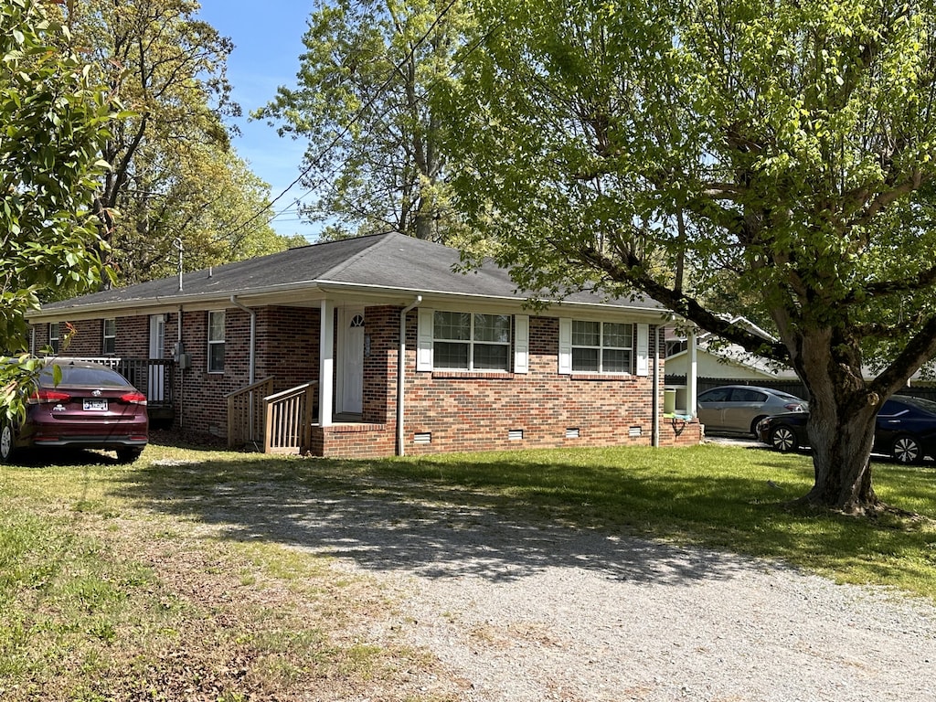 single story home featuring a front lawn