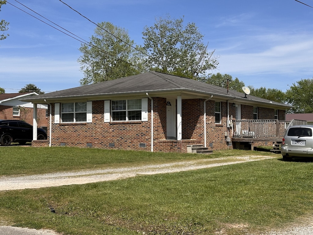 ranch-style home featuring a front lawn