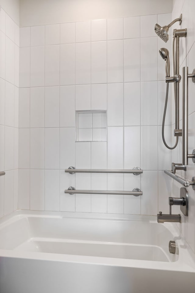 bathroom featuring tiled shower / bath combo