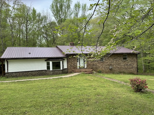 single story home with a front yard