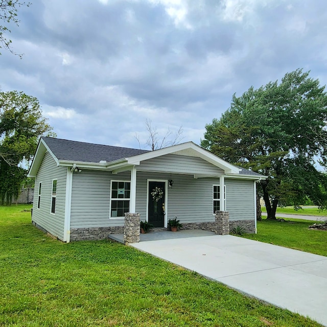 view of front facade featuring a front lawn