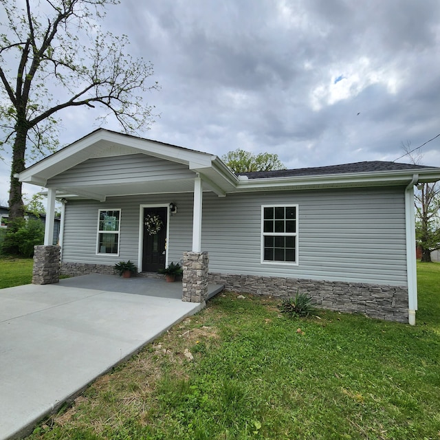 view of front of property featuring a front yard