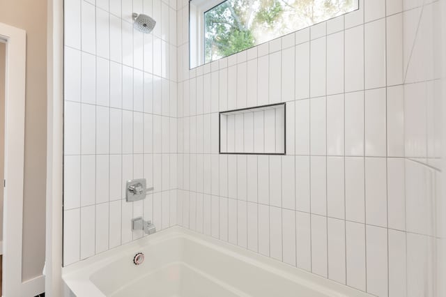 bathroom with tiled shower / bath