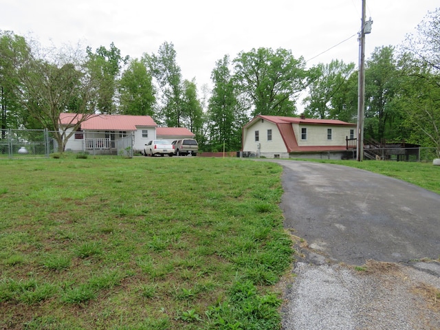 view of front of home featuring a front lawn