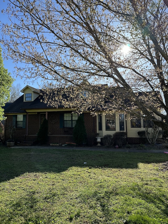 view of front of home featuring a front yard