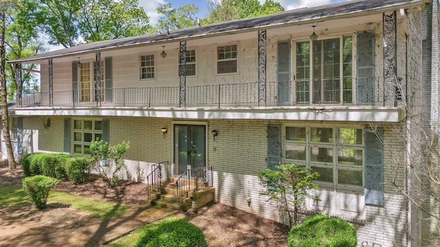 ranch-style home featuring a balcony