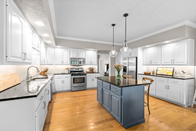 kitchen featuring a center island, light hardwood / wood-style flooring, stainless steel appliances, and sink