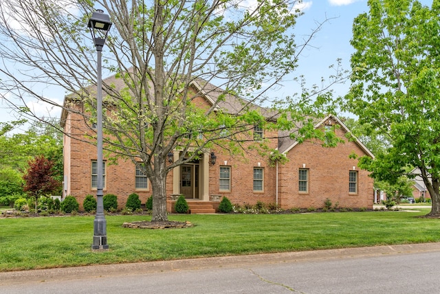 view of front of home featuring a front lawn