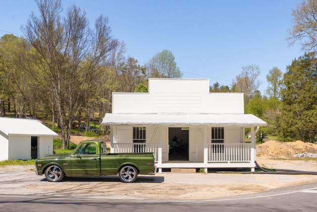 view of front of property featuring covered porch