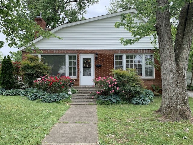 view of front of property featuring a front lawn