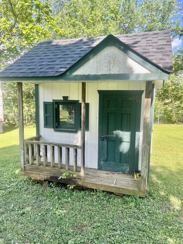 view of shed / structure featuring a lawn