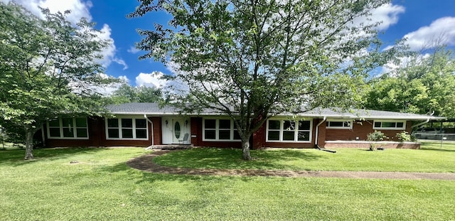 view of front of property featuring a front yard