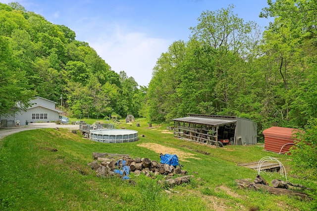 view of yard with an outdoor structure