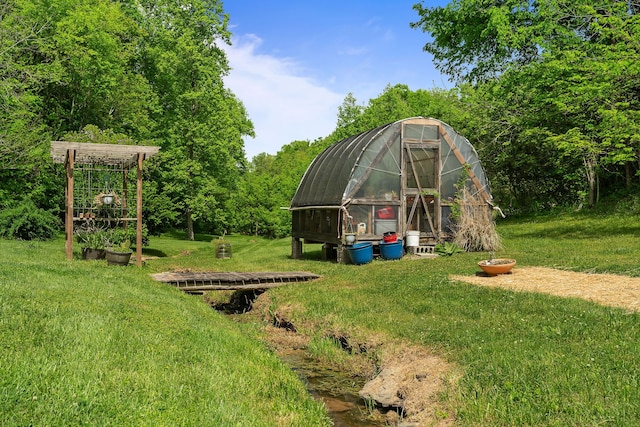 view of yard featuring an outbuilding