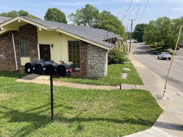 view of front of house featuring a front lawn