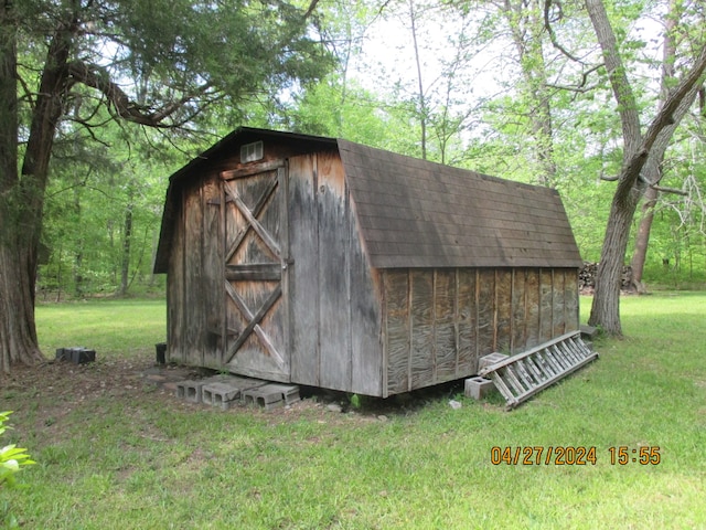 view of shed / structure featuring a yard