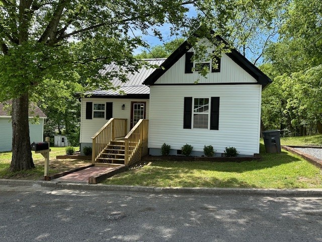 view of front of house featuring a front lawn