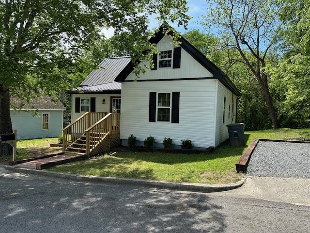 view of front of house featuring a front lawn