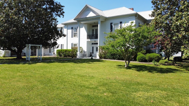 view of front of house with a front yard