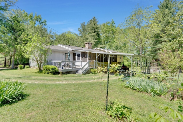 view of front of house featuring a wooden deck and a front yard