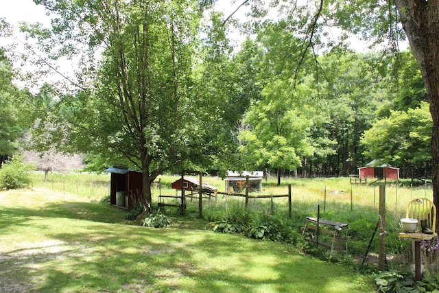 view of yard with an outdoor structure