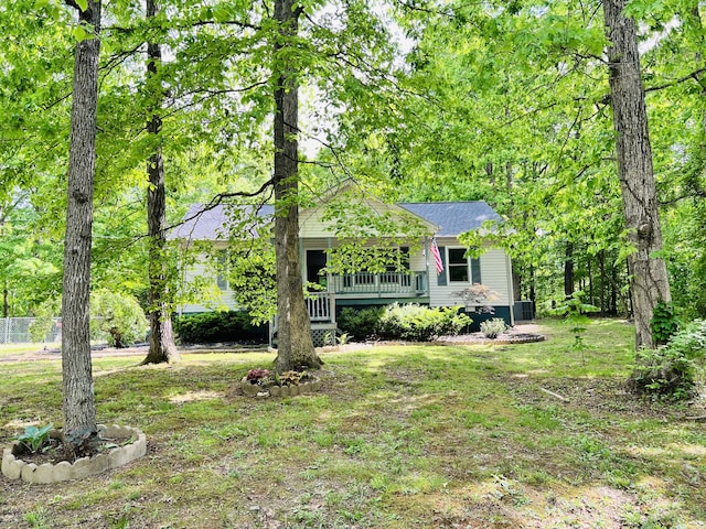 view of front facade featuring central AC and a front yard