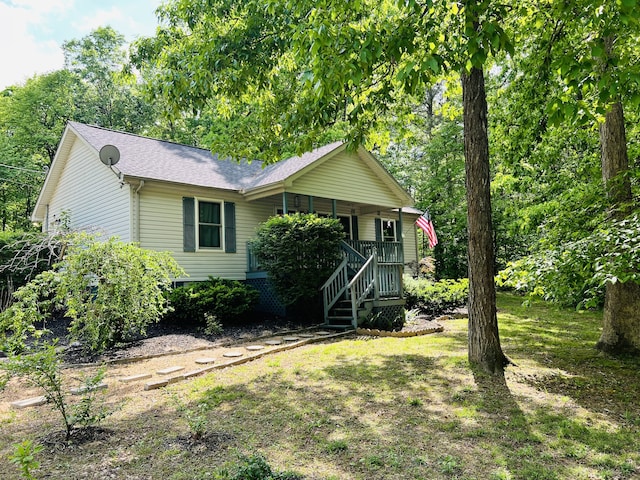 view of front of property featuring a front yard and a porch